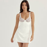 Elegantes, figurbetontes Cocktail-Midikleid mit Blumenspitze, gerüschtem Besatz und offenem Rücken - Weiß